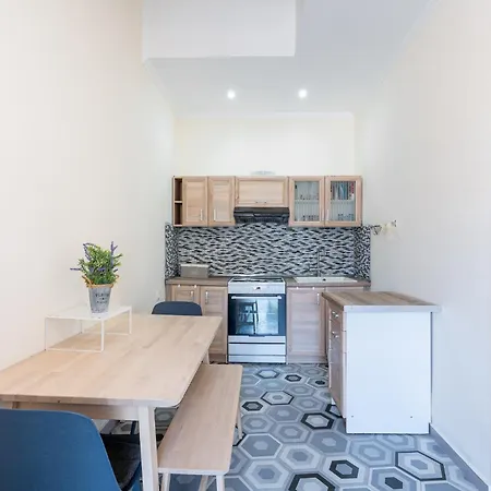 דירה 1944-heritage House *